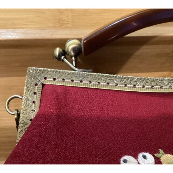 Beautiful Floral Embroidered Burgundy Crossbody / Handbag Chain Strap Kiss Lock - Picture 4 of 11